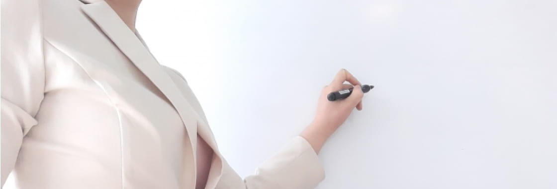 セミナーをする女性